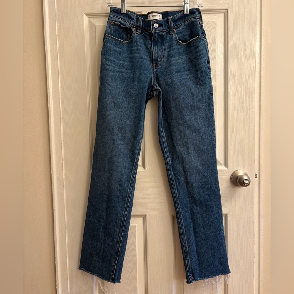 Abercrombie & Fitch Curve Love Mid Rise 90s Straight Frayed Hem Jeans - Picture 3 of 5